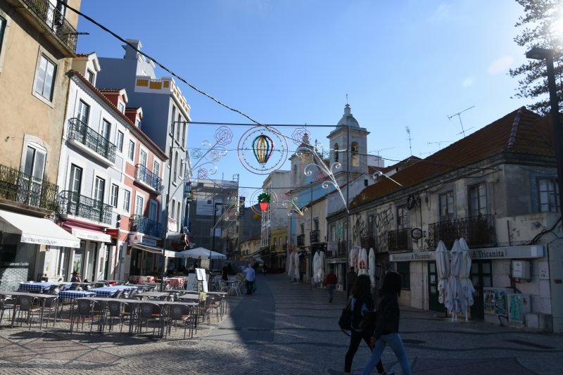 駅前の商店街1 in Portugal Cacihas