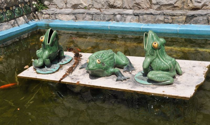 ボルダロ陶器のカエル in Portugal カルダス・ダ・ライーニャ