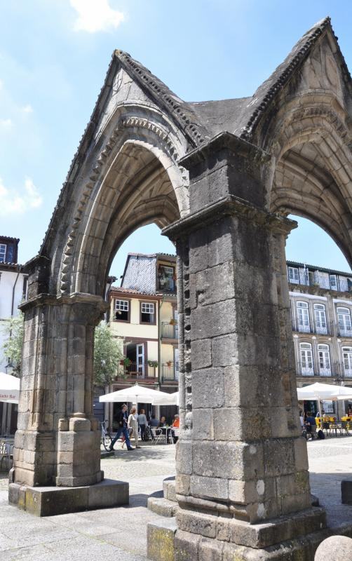 オリベイラ教会前のアーチ in Portugal Guimaraes