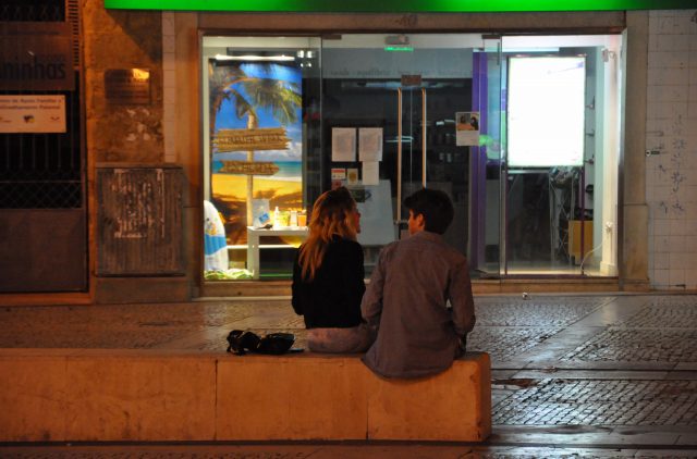 夜の商店街のふたり