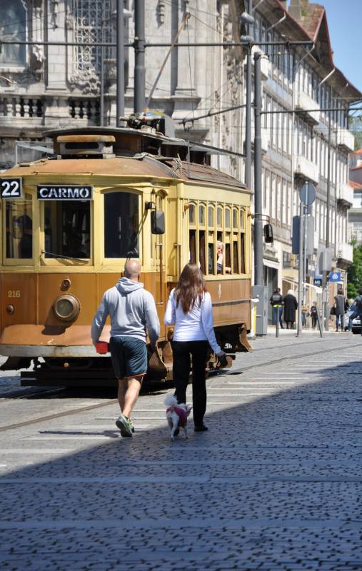 ポルトの路面電車の横のふたり