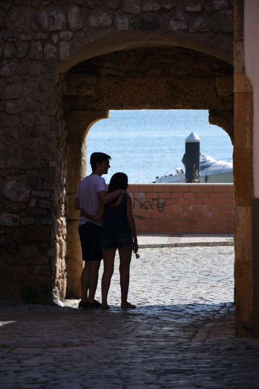 ファーロの旧市街地の門のふたり