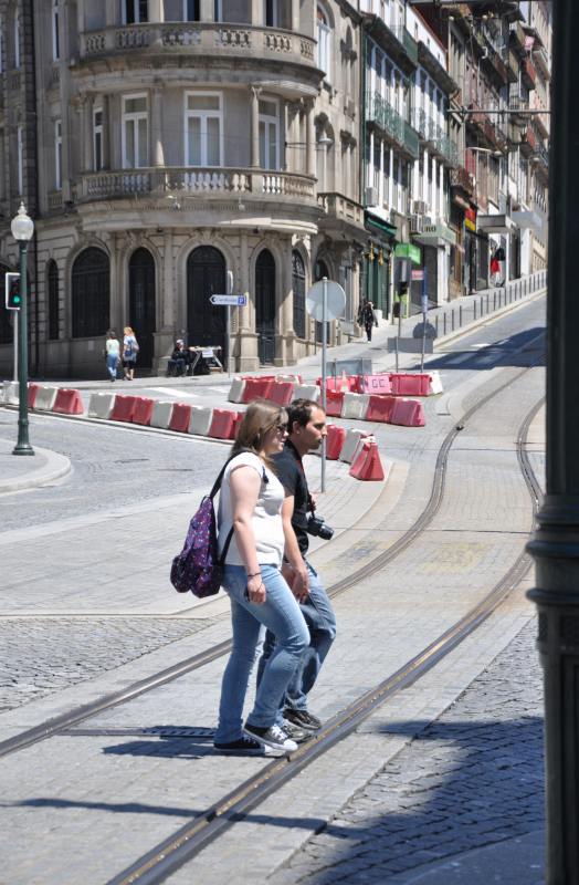 ポルトの路面電車の線路のふたり