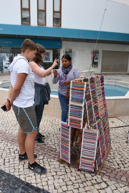 ラーゴスのミサンガの露店のふたり