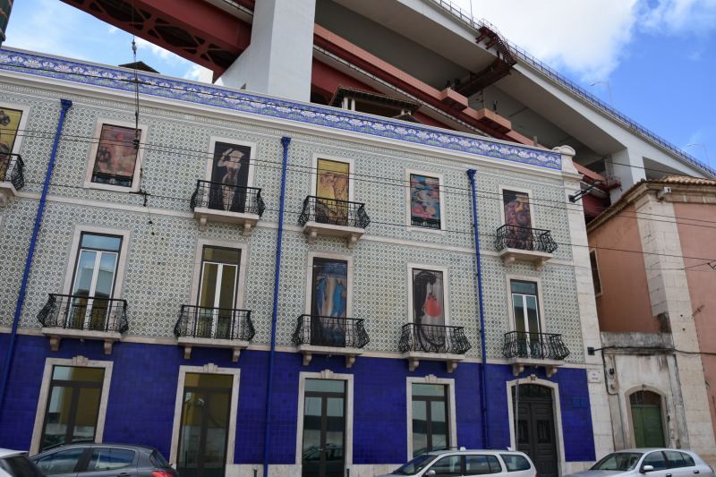 橋の下のアートな窓 in Portugal Lisboa