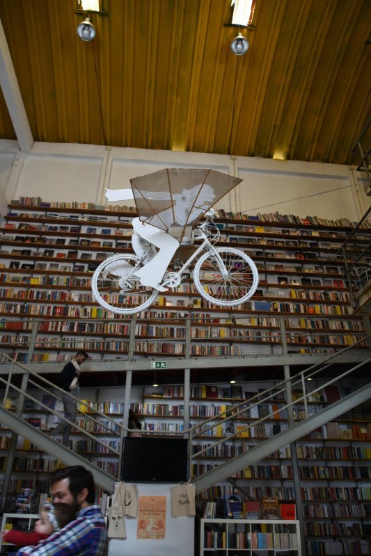 空飛ぶ自転車の本屋1 in Portugal Lisboa