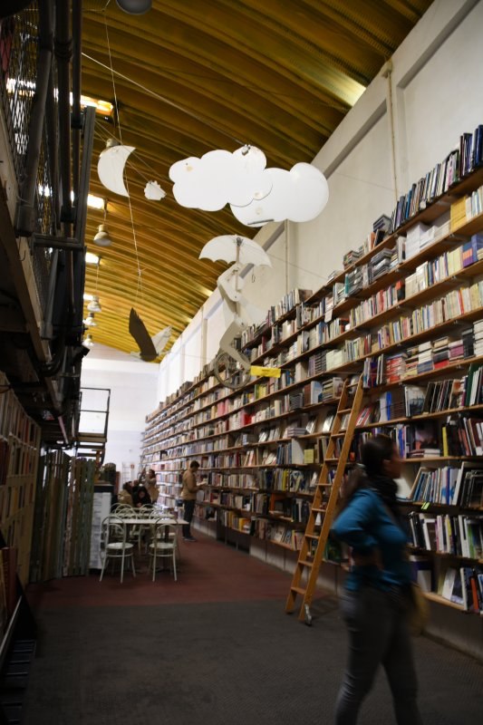 空飛ぶ自転車の本屋3 in Portugal Lisboa