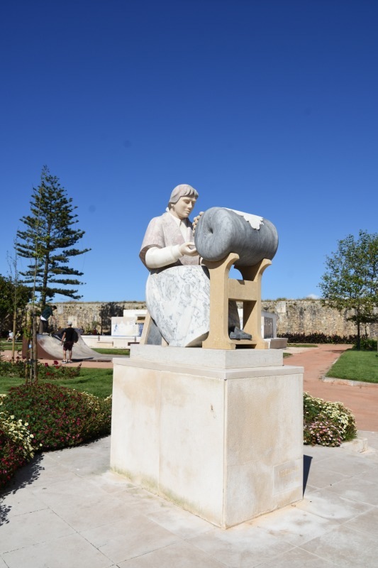 民芸品を作る女性像 in Portugal Peniche