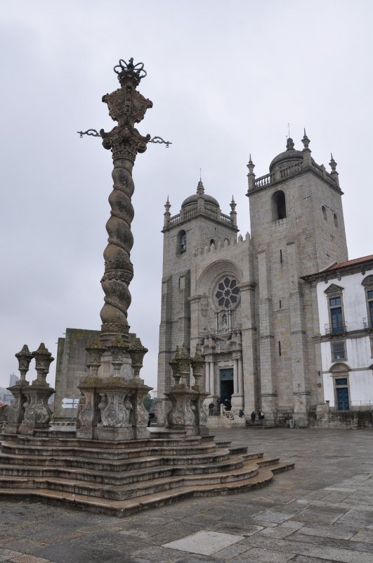 カテドラルとペロリーニョ in Portugal Porto